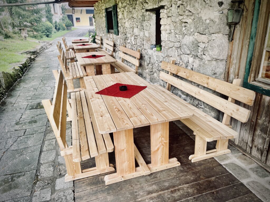 Überdachter Sitzplatz bei der Schmiede