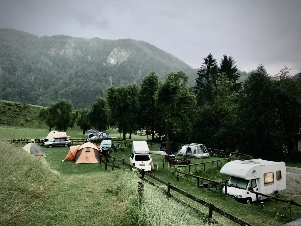 Verschiedene Etagen zum Campen im Rafting Camp Palfau