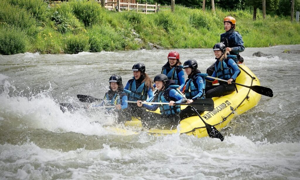 Mitten in der Campingplatzwalze in Wildalpen beim Rafting